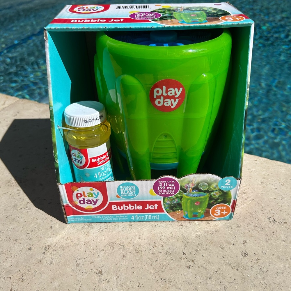New PlayDay Bubble Jet With 4oz Bubble Solution Kids Age 3 Requires AA Batteries